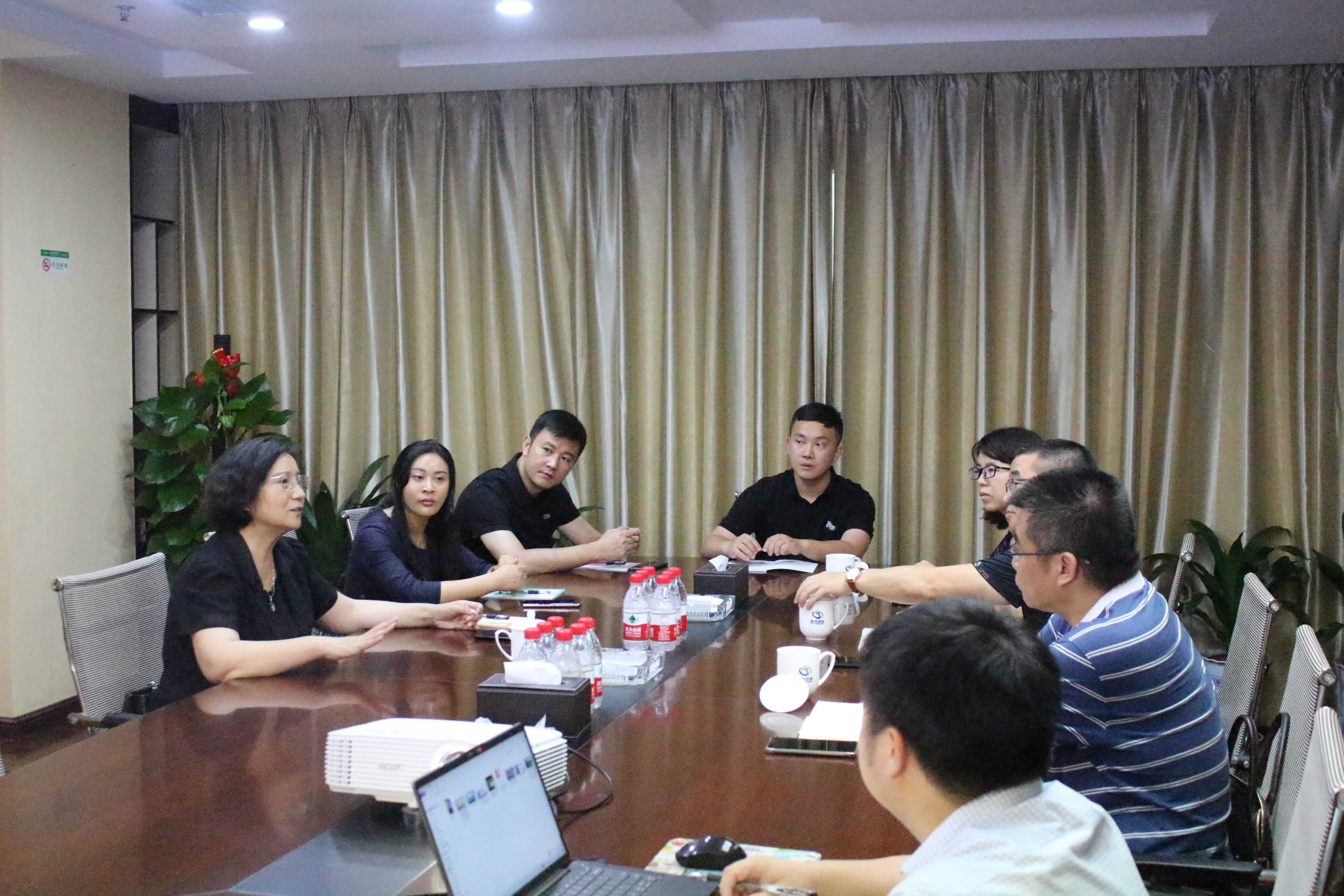 贛州市統(tǒng)戰(zhàn)部副部長、市工商聯(lián)黨組書記楊小妹蒞臨挺進(jìn)環(huán)保調(diào)研